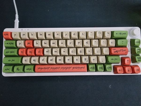 Photo of the keyboard with lord of the rings keycaps